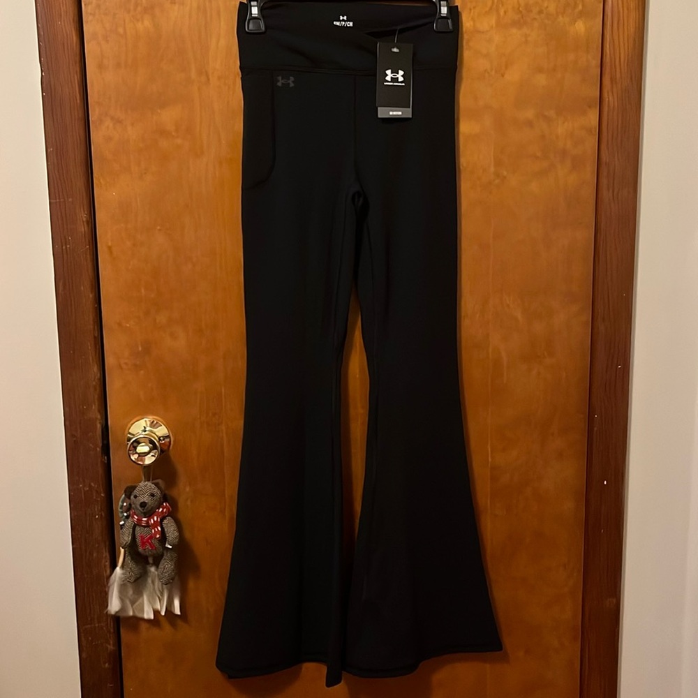 Women’s size small black yoga pants *BRAND NEW NEVER WORN*